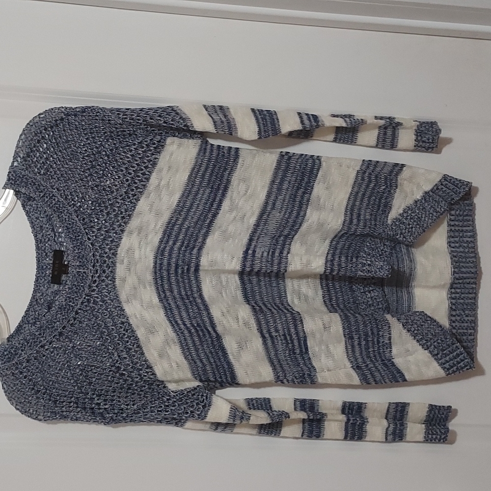 27. Nine- Long sleeve knitted pullover sweater  Size Small